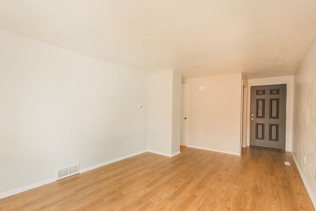 Building Photo - 604 Marine St