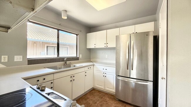 Building Photo - Rarely Available 2br/2ba House with garage with an Enclosed Yard