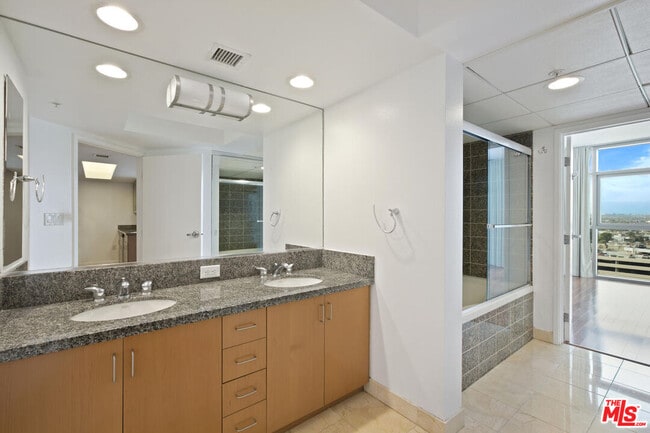 Building Photo - 13700 Marina Pointe Dr