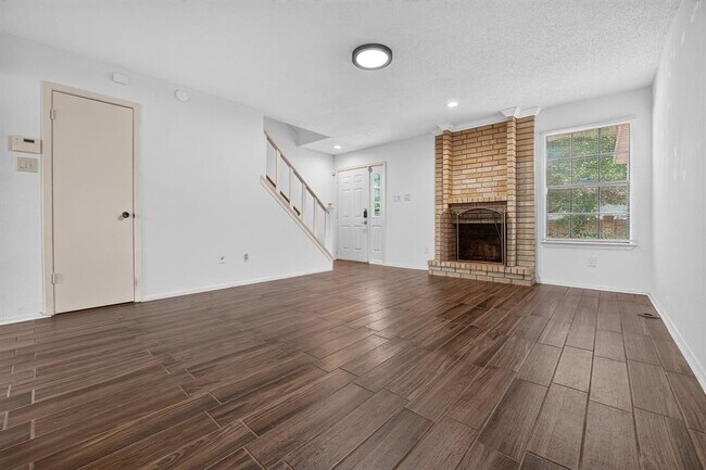 Foto del edificio - 8400 Jamestown Dr