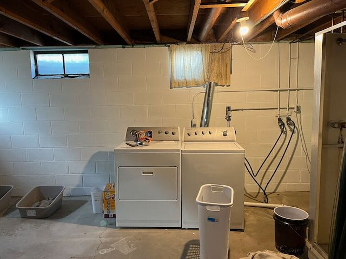 Building Photo - Brick 1 BR 1 BA duplex with hardwood floors in nice residential neighborhood