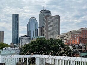 Building Photo - 33 Lawrence St