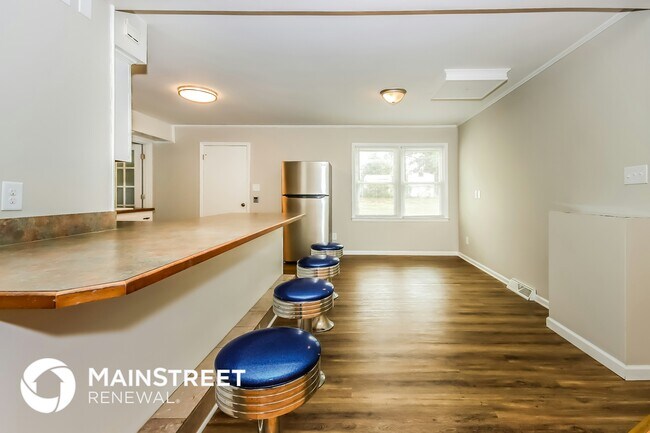 Building Photo - 2116 Helen Dr