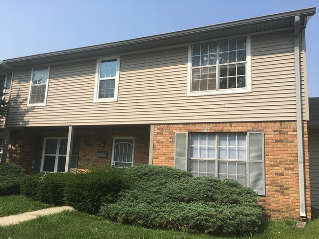 Building Photo - PENDING-Large Condo in Warren Township!