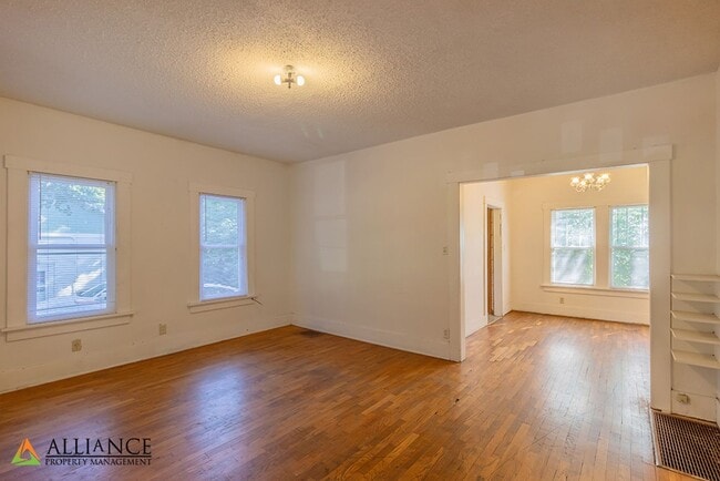 Building Photo - Perfect Location!