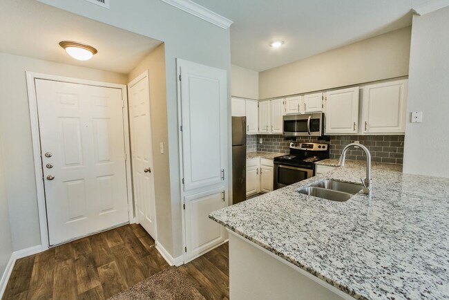 Building Photo - Get a $750 GC + $750 Off Rent!