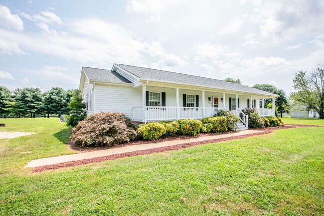 Building Photo - Beautiful 5-Bedroom Retreat with in-ground...