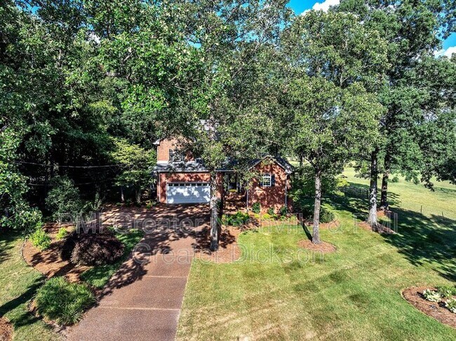 Foto del edificio - 637 Old Pond Ln