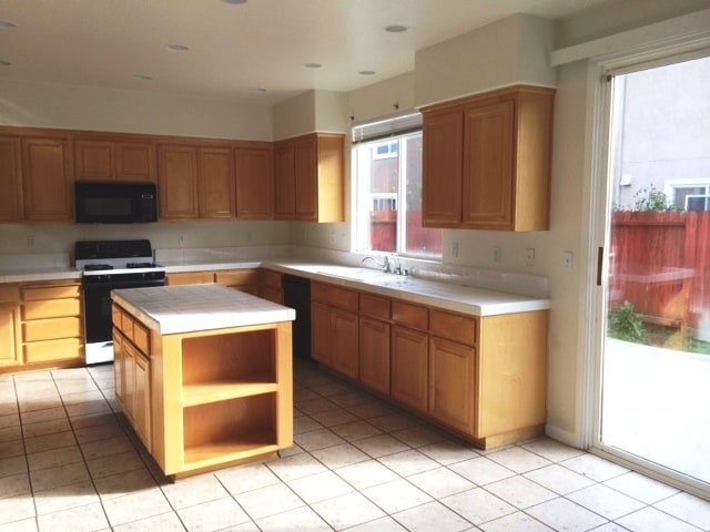 Building Photo - Coming Soon! Great 4 Bedroom Home in Gilroy, Close to Schools and Parks!