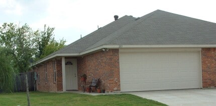 Building Photo - 205-207 Robin St