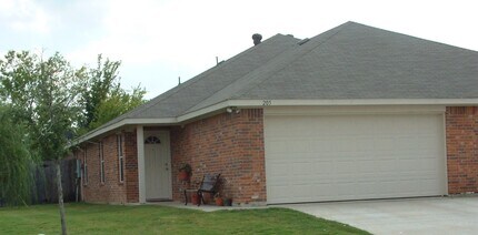 Building Photo - 205-207 Robin St