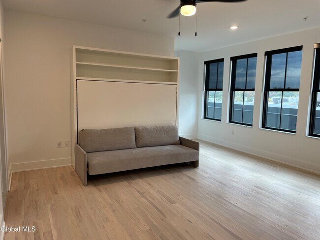 Building Photo - 385 Broadway