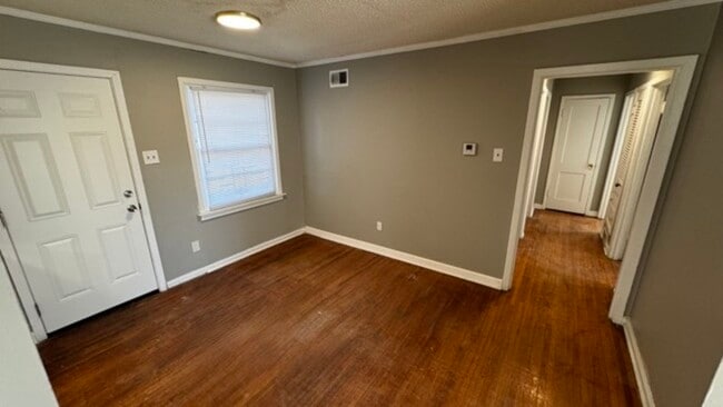 Building Photo - 939 Avon Rd