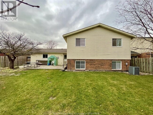 Building Photo - 456 Amberly Crescent
