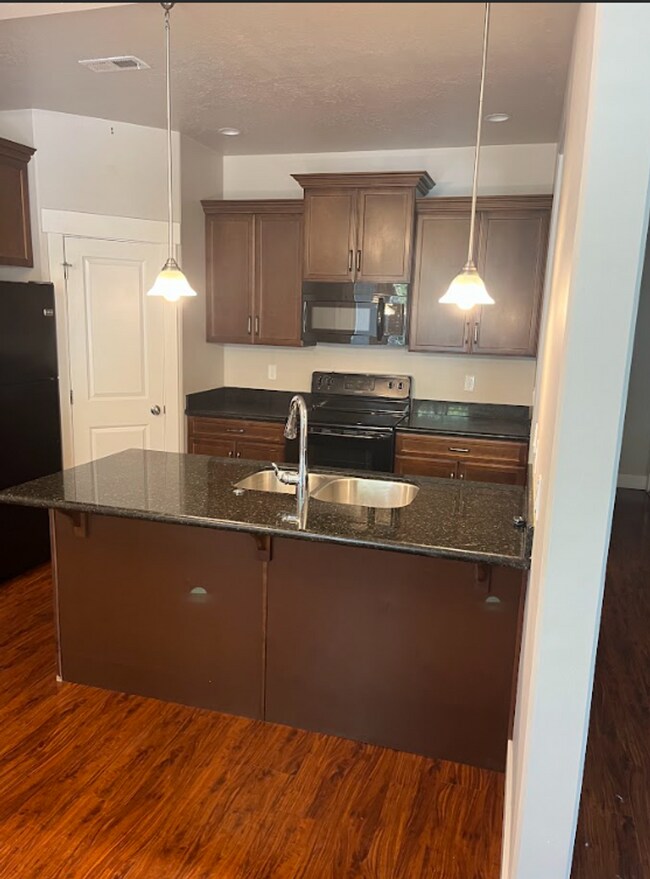 Building Photo - 3 Bedroom/2 Bathroom townhome in South Jordan
