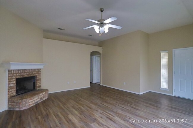 Building Photo - Gorgeous, 3/2/2 home in North Lubbock, Clo...