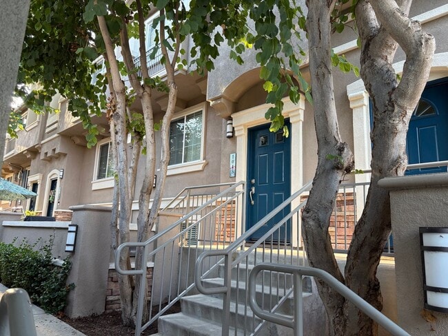 Building Photo - Great Tri-Level Townhome in Coastal Carlsb...