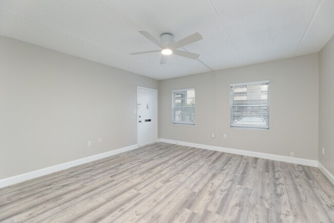 Entrance & Living Room - 1160 Rue des Rois