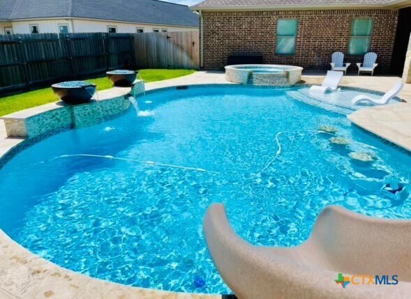 Foto del edificio - 512 Windy Way Dr