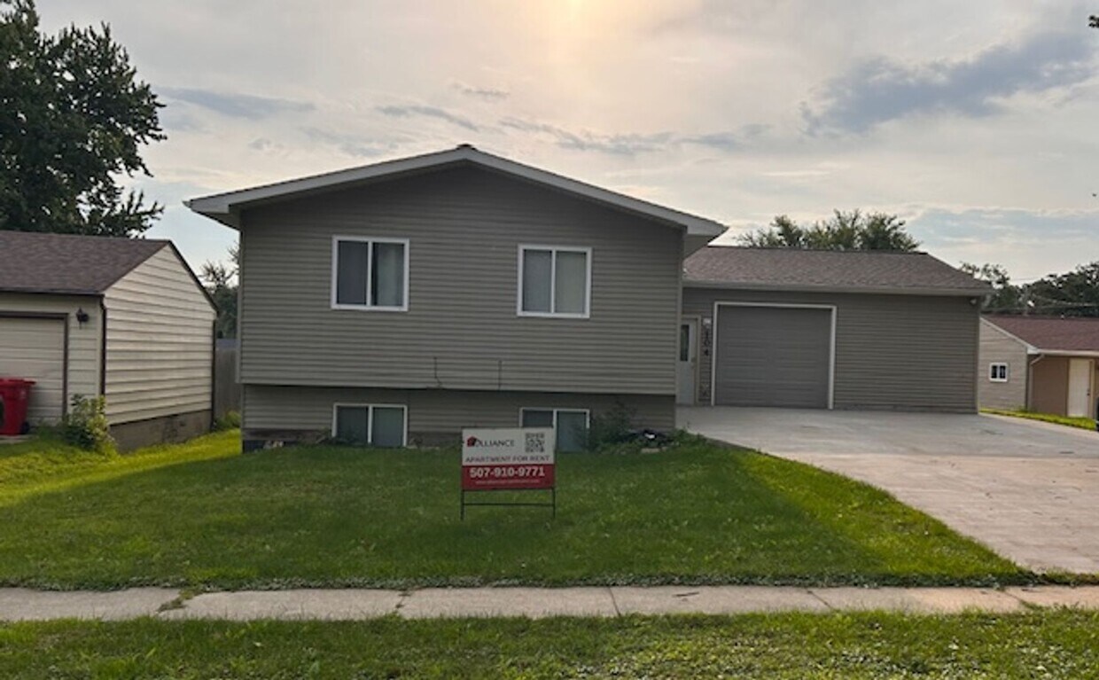 Foto principal - 104 1st Ave NE