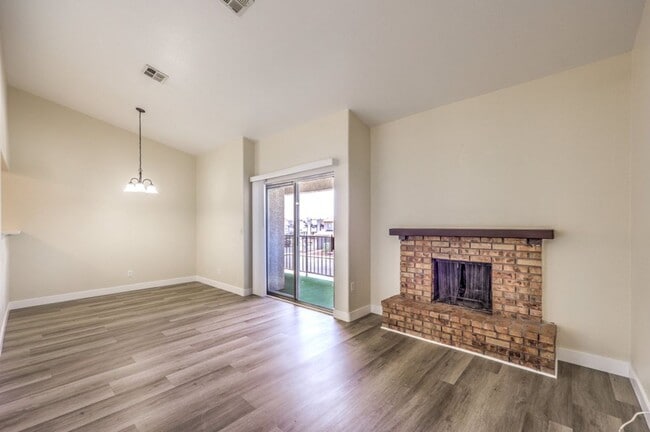 Building Photo - Charming Condo for Rent