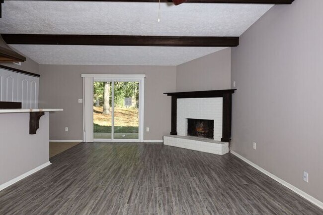 Foto del edificio - 232 Pinewood Dr