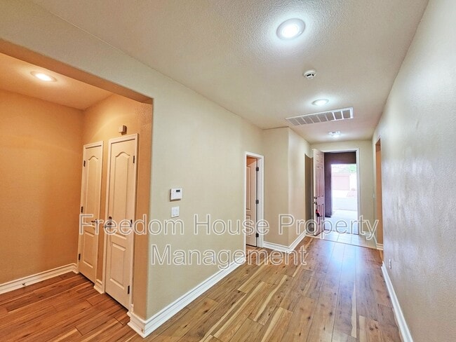 Foto del edificio - 5561 Carrara Pointe St