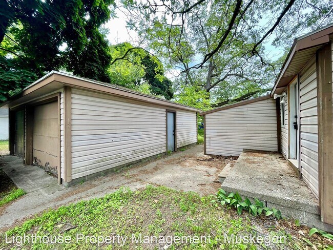 Building Photo - 2 br, 1 bath House - 169 E Laketon Avenue