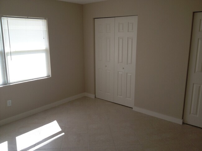 Bedroom / Closet - 832 S J St