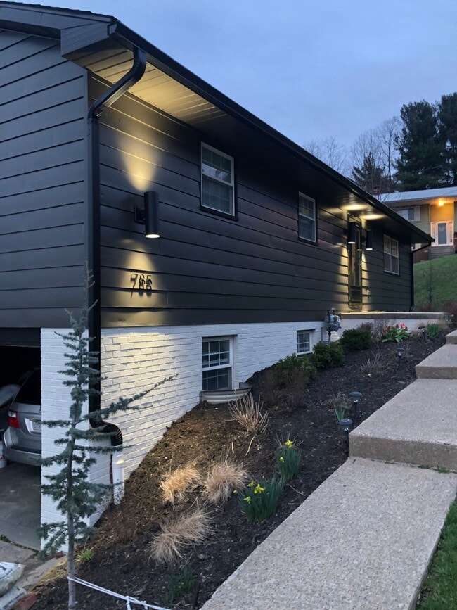 Building Photo - 785 Cottonwood St