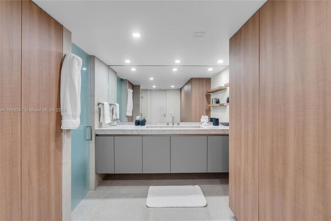 Foto del edificio - 3 Grove Isle Dr