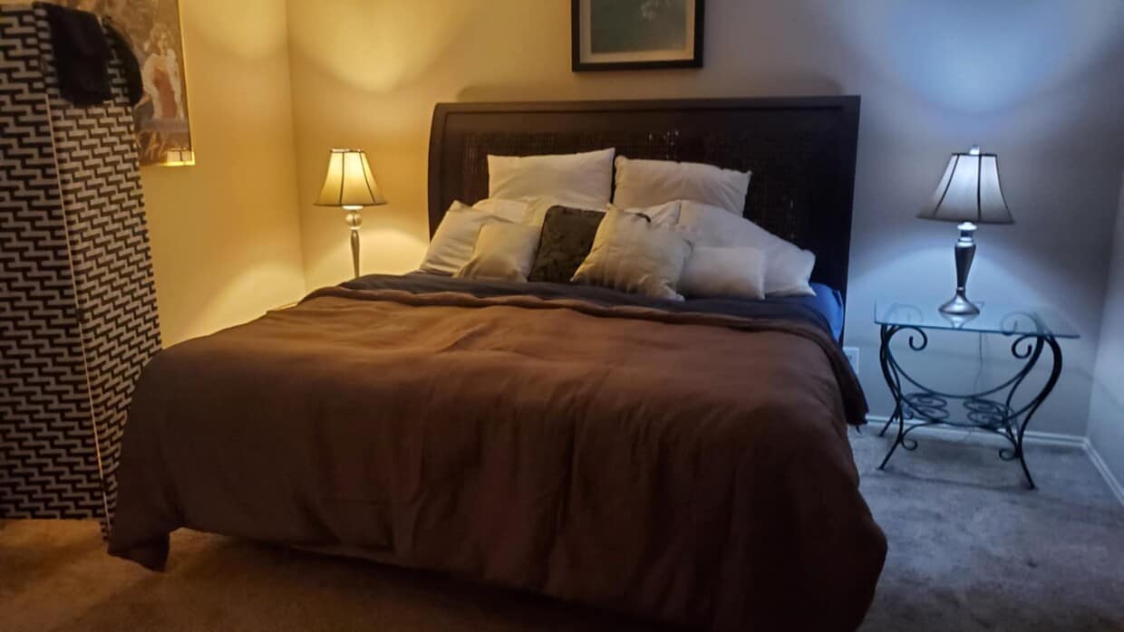 King bed**New tenant receives new pillow - 12114 Lemon Blossom