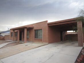 Building Photo - 2942 W Camino Bueno