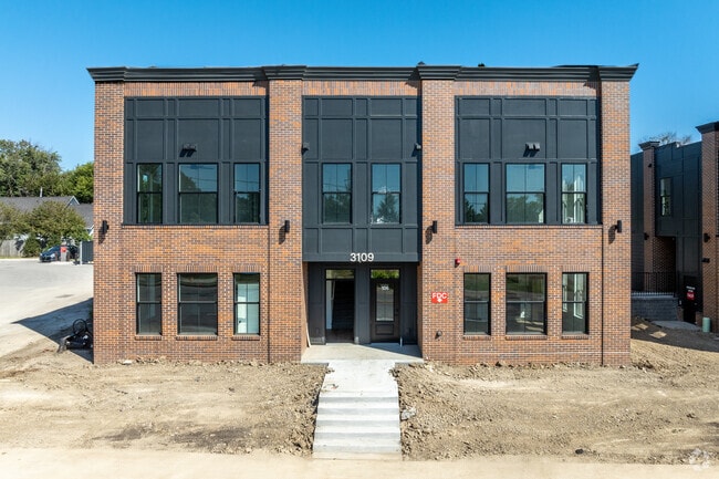 Building Photo - Forest Ave Rowhomes