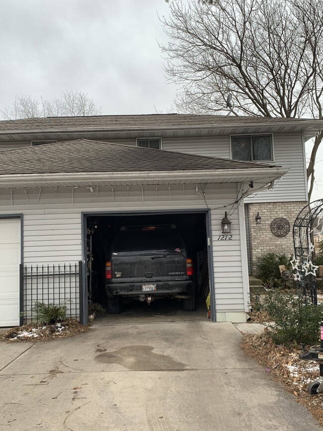 1 car attached garage - 1212 Williams St