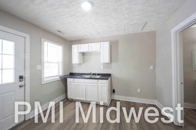 Foto del edificio - "Chic & Cozy 1-Bed Urban Retreat in Indianapolis – Perfectly Compact Living!"