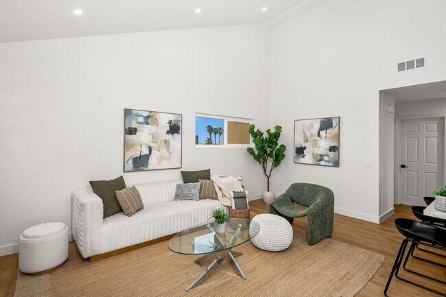 Foto del edificio - Top-Floor Coastal Retreat — Fully Remodeled, Steps from the Sand