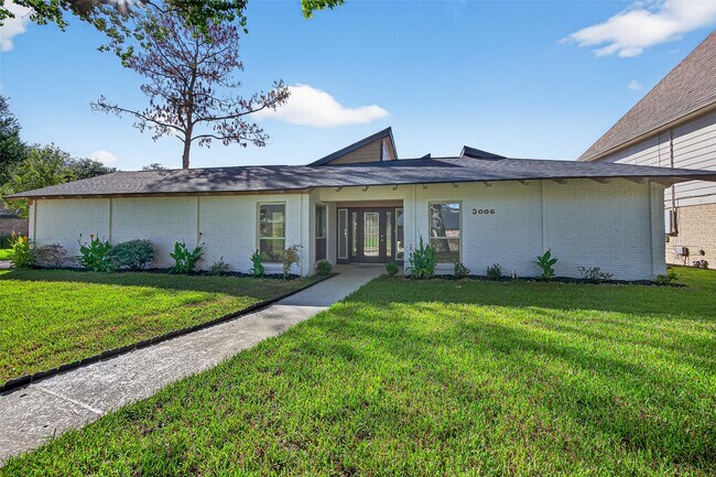 Building Photo - 3006 Golden Hills Ln