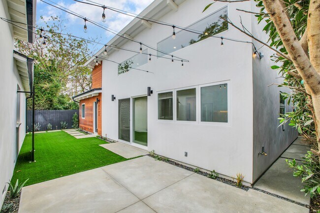 Foto del edificio - 2723 Burkshire Ave