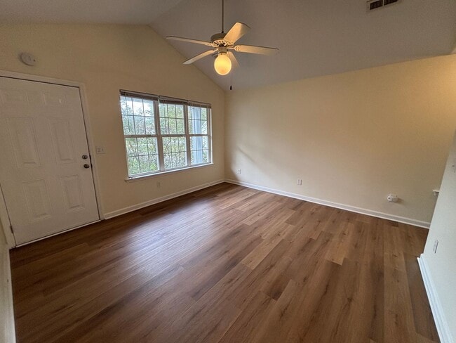 Foto del edificio - 3 Bed 3 Bath Garage Apartment Home