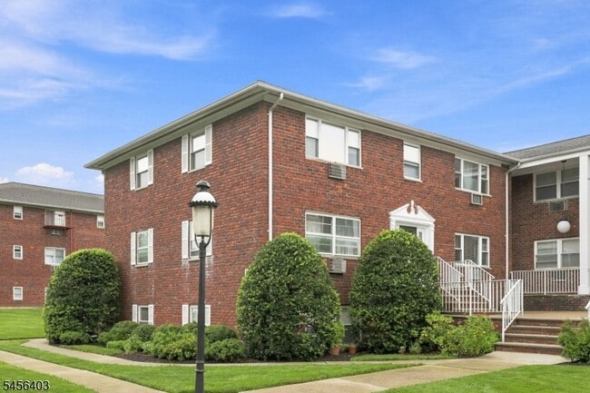 Building Photo - 199 N Beverwyck Rd