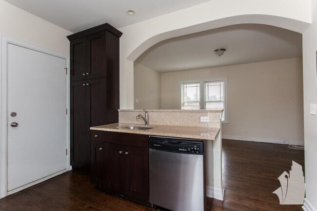 Foto del edificio - 2 bedroom in Chicago IL 60613