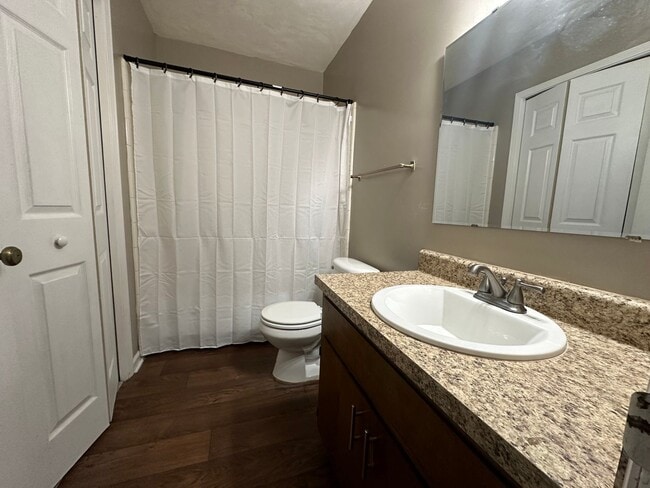 Building Photo - Upstairs unit in Pointe East avail NOW!!!