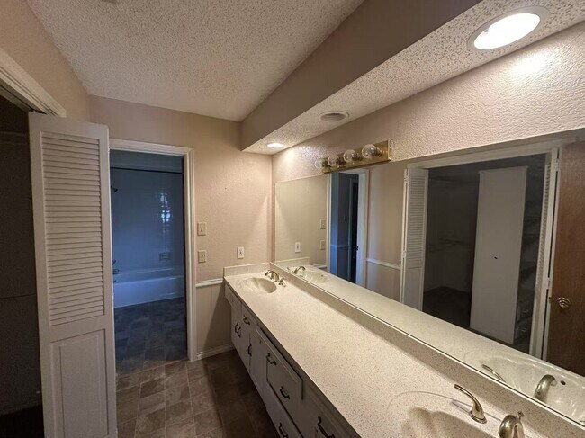 Foto del edificio - 4724-4726 Berridge Ln, Dallas, TX 75227