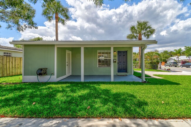 Building Photo - Charming 2-bed/1-bath home within walking ...