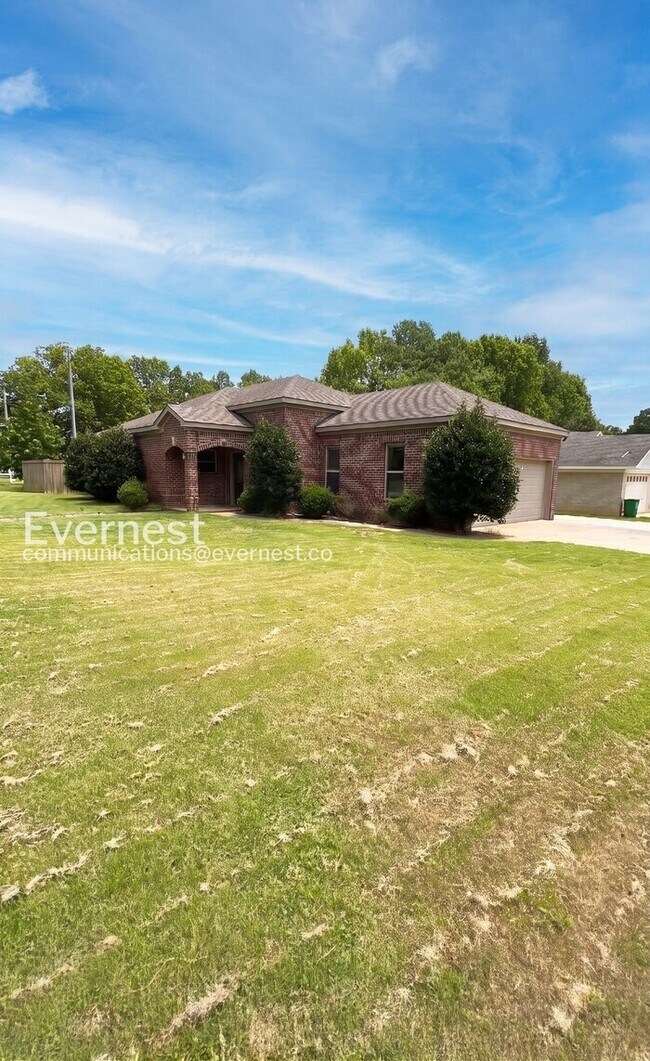 Foto del edificio - 3 Bed/2 Bath Home with Fenced Yard & Garage / Pet-Friendly / Vouchers Accepted / Available Now!