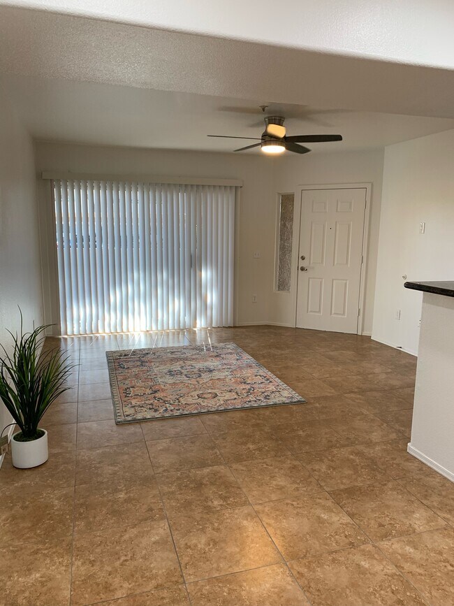 Foto del edificio - 1295 N Ash St