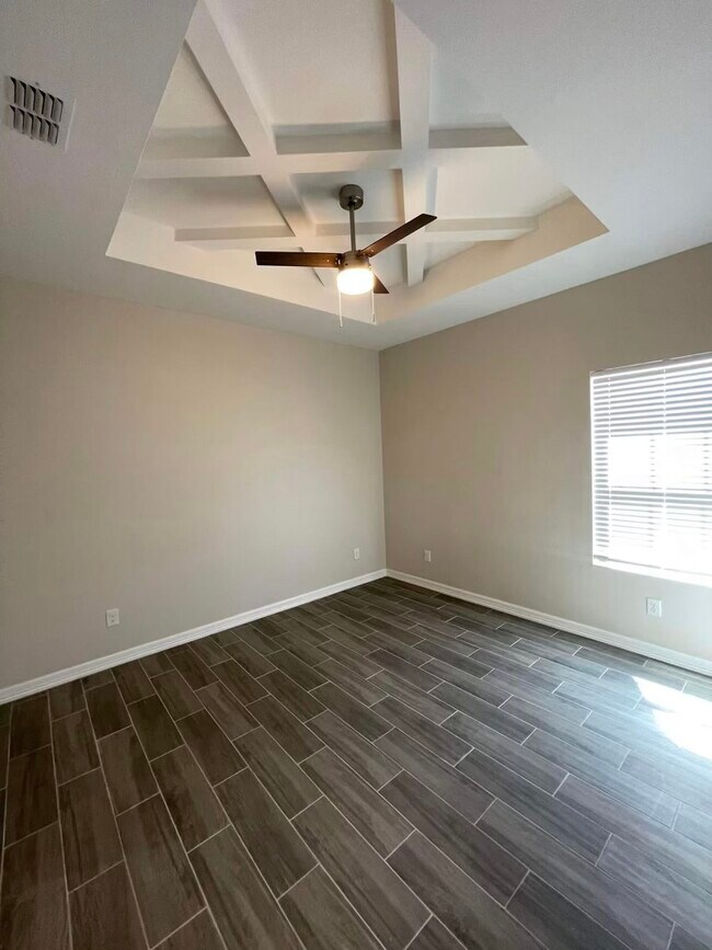 Building Photo - 912 W La Pointe Ave