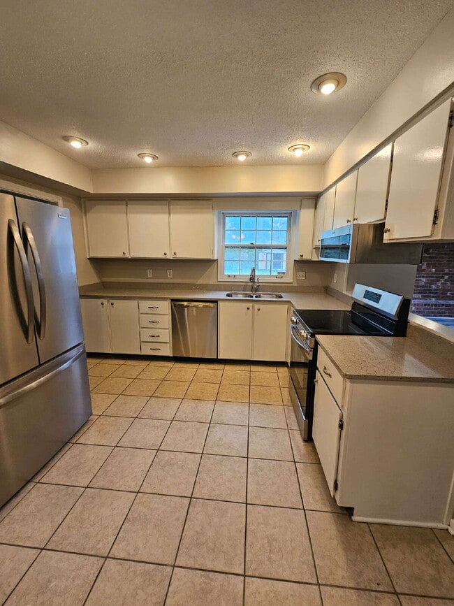 Foto del edificio - Remodeled house within walking distance of...