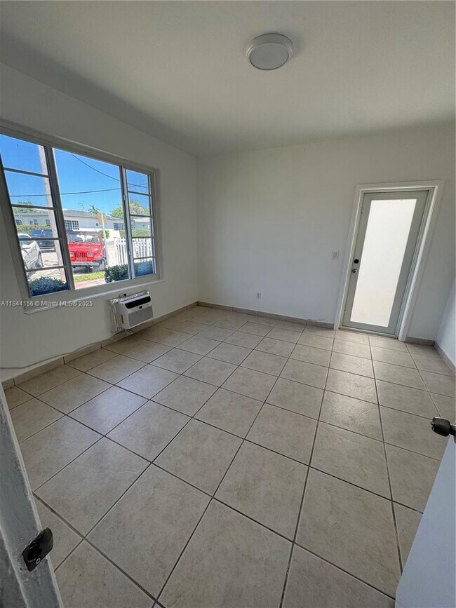 Building Photo - 2160 Bay Dr